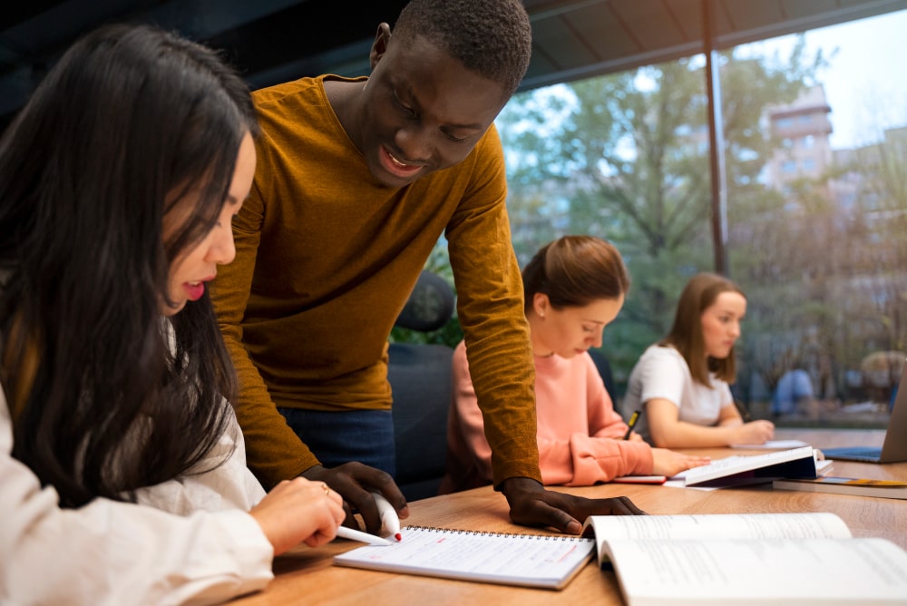 Educateur A2 qui aide quelqu'un