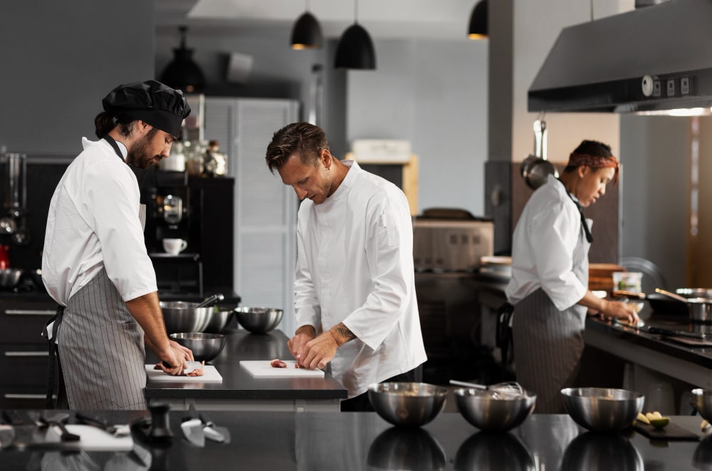 Restaurateur au travail dans une cuisine