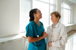 Image d'un personnel médical avec son patient